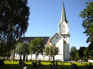 Bakke kirke med kirkegården